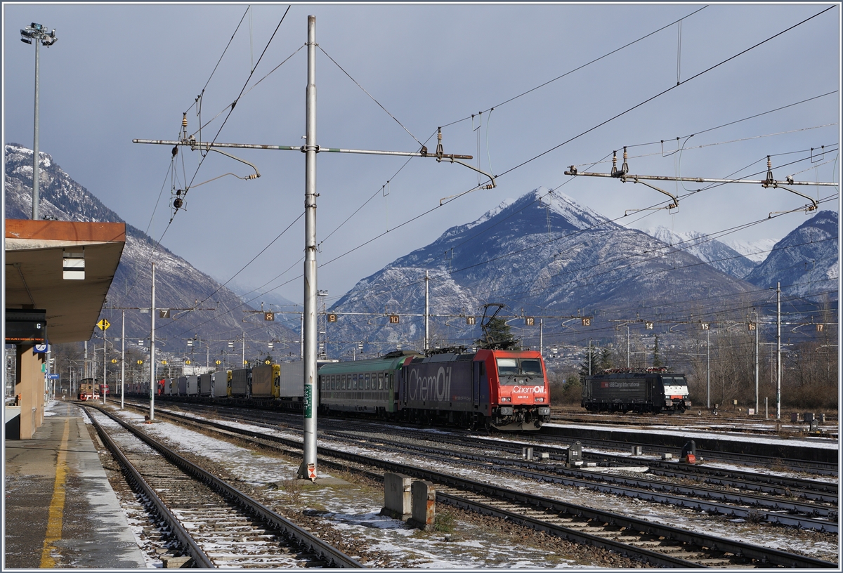 Während in Domodossola eine SBB Re 484 mit einer RoLa auf die Abfahrt wartet, geniesst im Hintergrund eine SBB Cargo International die Wochenendruhe.
14. Jan. 2017