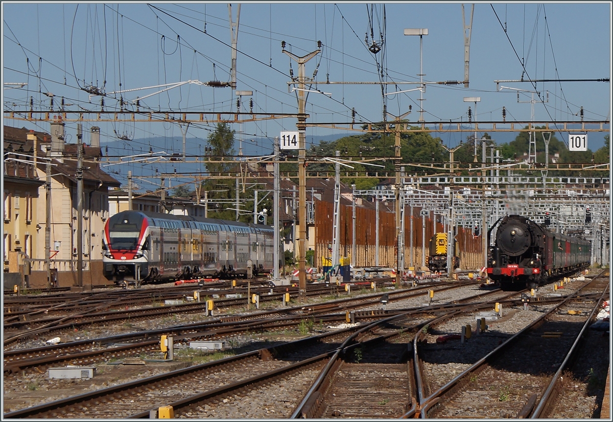 Während ein SBB RABe 511 Lausanne verlässt, erscheint aus der Gegenrichtung die (ex) SNCF 141 R 568 mit ihrem langen Extrazug.

11. Juni 2022 