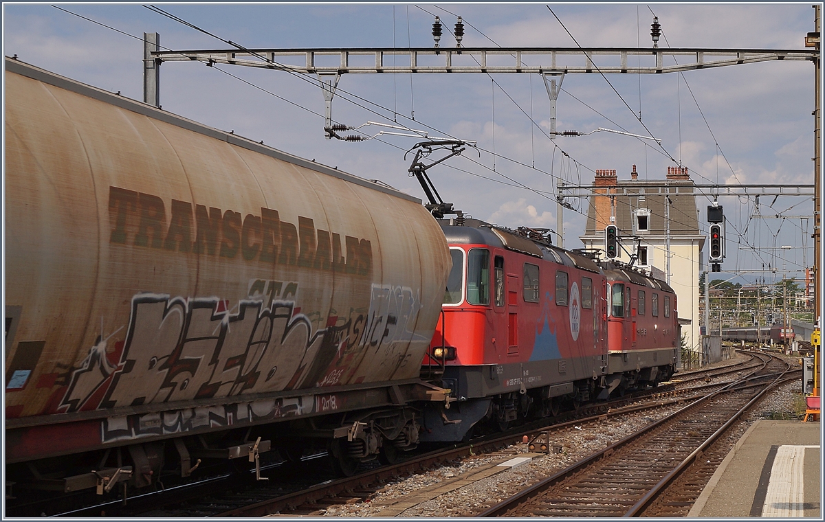 Während einigen Tagen lief im  Spaghetti-Zug  Umlauf Domo II - Vallorbe - Domo II die SBB Re 420 294-1  100 Jahre Zirkus KNIE  Leider gelang es mir nicht, die Lok wunschgemäss abzulichten. Hier verlässt der Zug mit der Re 420 244-6 und 420 294-1 Lausanne in Richtung Vallorbe, wobei ich Fotos dieser Art (Nachschuss Güterzug) eher  ungern  mache, aber hier doch (ausnahmsweise) zeigen möchte..  

21. Juli 2020