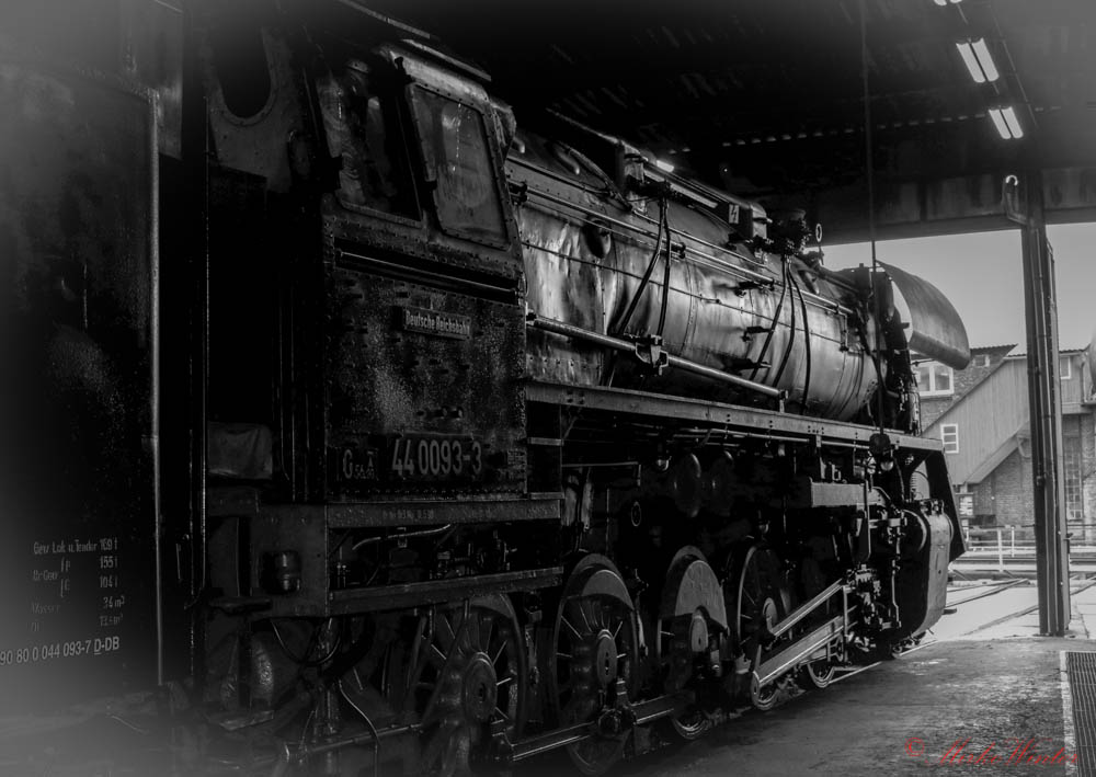 W�hrend im Hof 41 1144 f�r die R�ckfahrt vorbereitet wurde stellte ich mich zum Schutz vor dem Mischmasch aus Regen und Schnee kurz unter, so konnte ich auch gleich noch 44 0093-3 Begutachten.

Bild: 24.01.2016 im BW Arnstadt