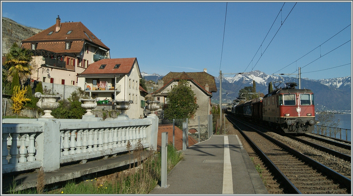 Während ich in St-Saphorin auf meinen Zug nach Vevey wartete, kam eine Re 4/4 II mit einem Güterzug aus der Gegenrichtung.
15. April 2015