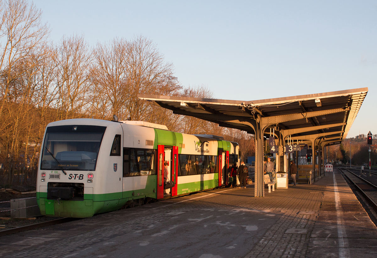 Während ich die Weihnachtstage im westlichen Thüringen verbrachte, wurde dem Bahnhof von Bad Salzungen auch mal wieder ein Kurzbesuch abgestattet. Schließlich war der 26.12.14 der vorerst letzte sonnige Tag mit angenehmen Temperaturen.

Der Bahnhof erfährt zurzeit größere Umbauarbeiten, die weitestgehend auf diesem Bild ferngehalten wurden. Wer weiß, wie lange diese schöne und altvertraute Bahnsteigüberdachung erhalten bleibt? Vielleicht wird sie restauriert, was den geneigten Eisenbahnfreund sicherlich freuen würde.

VT 106 (650 506-8) der Süd-Thüringen-Bahn legt auf seiner langen Fahrt nach Saalfeld -> Neuhaus am Rennweg gerade einen Halt ein und läßt Fahrgäste aus- und zusteigen.

Der VT befährt hierfür die Strecken Eisenach - Meiningen -> Meiningen - Arnstadt -> Arnstadt - Saalfeld. Zur Endstation führt eine Buslinie.
