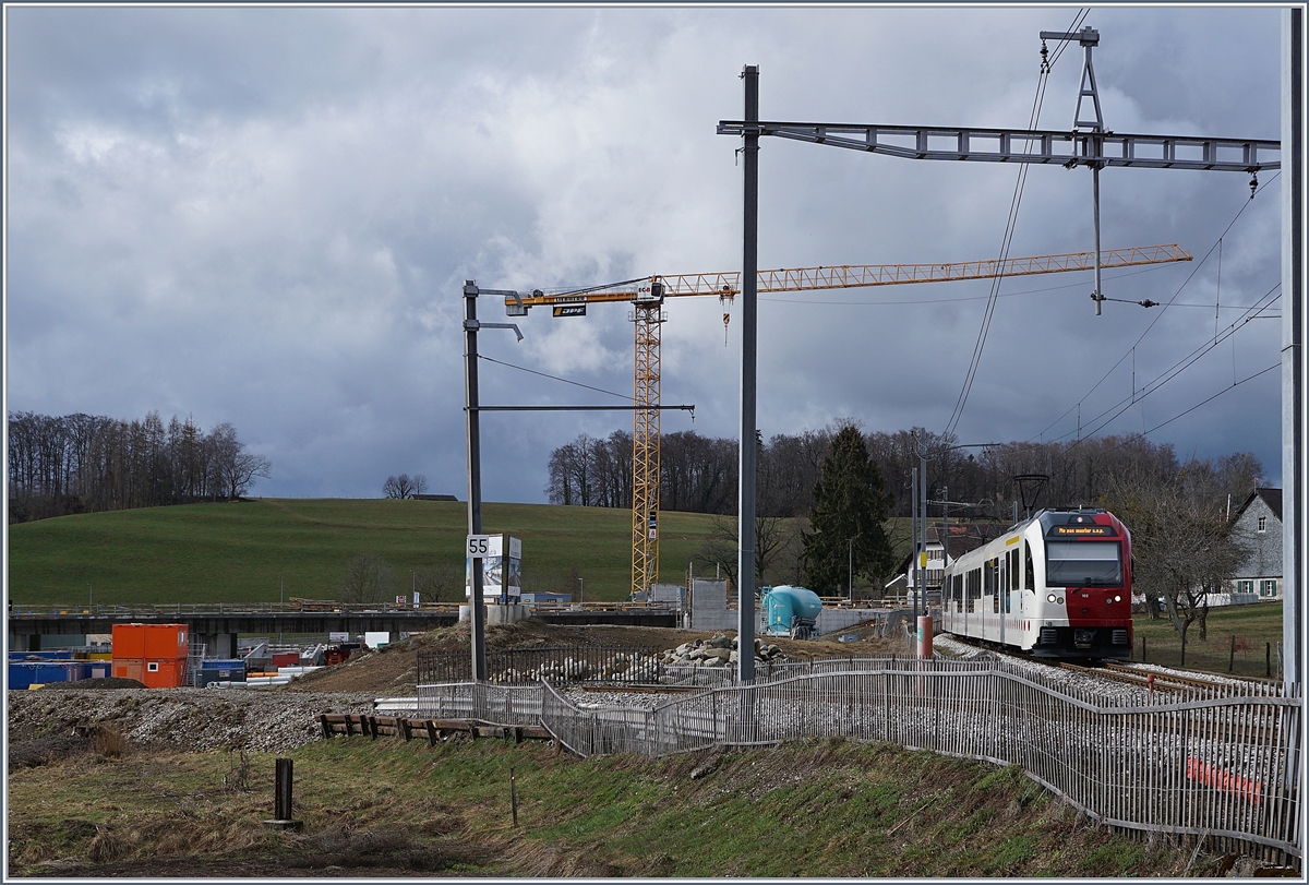 Während links im Bild der neue Bahnhof von Châtel entsteht, ist er TPF-SURF von Bulle kommend auf dem Weg zum alten Bahnhof (der sich hinter meinem Rücken befindet), die Strecke nach Palézieux aber, die links im Bild zu sehen wäre ist bereits abgebaut. 

10. März 2019