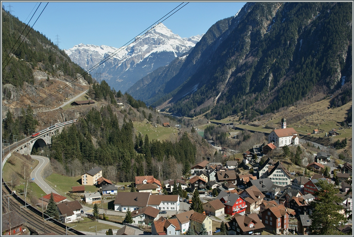 Während links im Bild einer Re 4/4 II mit ihrem IR talwärts strebt, ist rechts im Bild die Kirche von Wassen zu sehne.
Obwohl die Bahn in Schlaufen dreimal an Wassen vorbeifährt ist es doch erstaunlich sich die Strecke in die Landschaft integriert hat.
14. März 2014