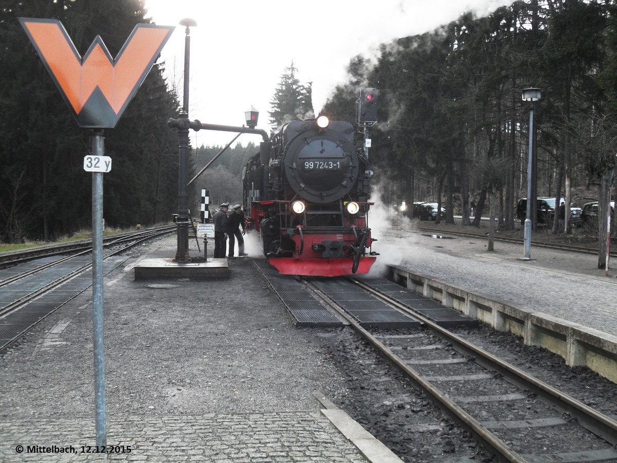 W�hrend meines Aufenthalts in Drei-Annen-Hohne am 12.12.2015 ist der Zug aus Eisfelder Talm�hle mit 99 7243-1 aus der Est. Nordhausen Nord schon eingefahren. Die Lok nimmt Wasser und wartet auf den Zug vom Brocken, welchen sie �bernehmen und wieder nach Nordhausen Nord bringen wird. Den Zug aus Eisfelder Talm�hle �bernimmt die Lok vom Brocken kommende Lok und bringt ihn nach Wernigerode zur�ck.