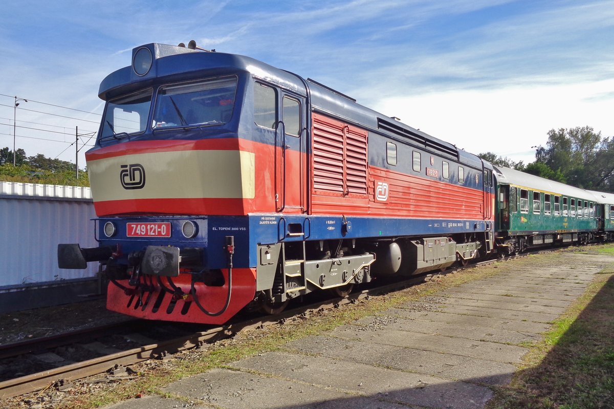 Während der Nationaler Bahntag steht 749 121 mit ein Sonderzug ins Bw von Ceske Budejovice.