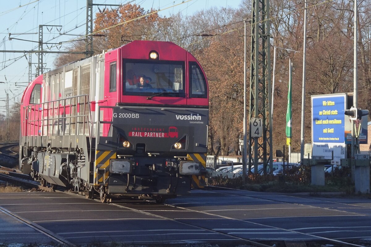 Während der Plakat im Hintergrund die Leser bittet,  mit Gott versöhnt zu werden, lauft IRP 2105 als Tfzf in Emmerich bahnhof ein, 14 Dezember 2022.