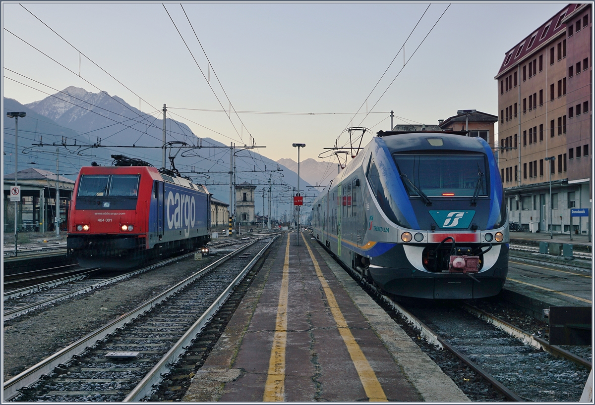 Während die SBB Cargo Re 484 001 in Domodssola einen Güterzug umfährt, wartet ein FS Minuetto (UIC: 94 83 3 501 065-6 I-TI) auf neue Aufgaben. 
7. Jan. 2017