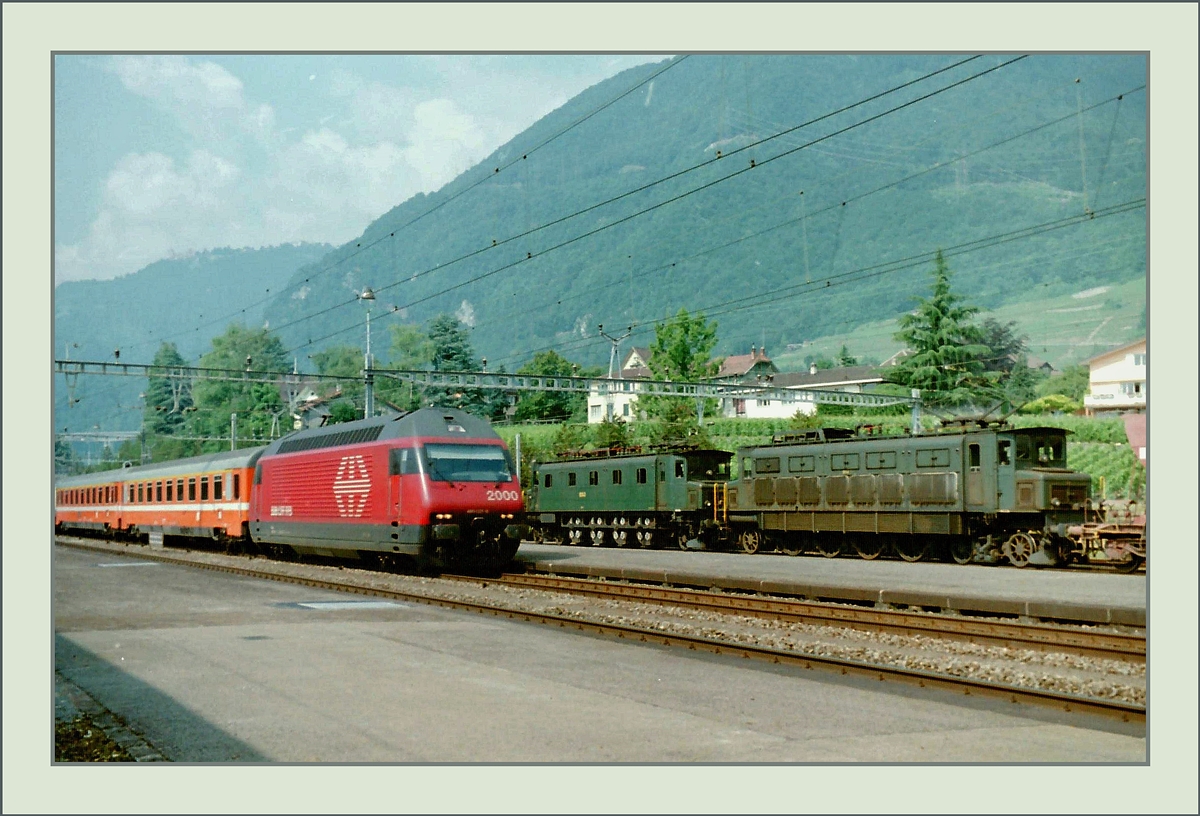 Während eine SBB Re 460 mit einem EC in Richtung Milano unterwegs ist und in Villeneuve durchfährt, waren zwei Ae 4/7 in Vielfachsteuerung mit einem Güterzug auf die Abfahrt

August 1995
