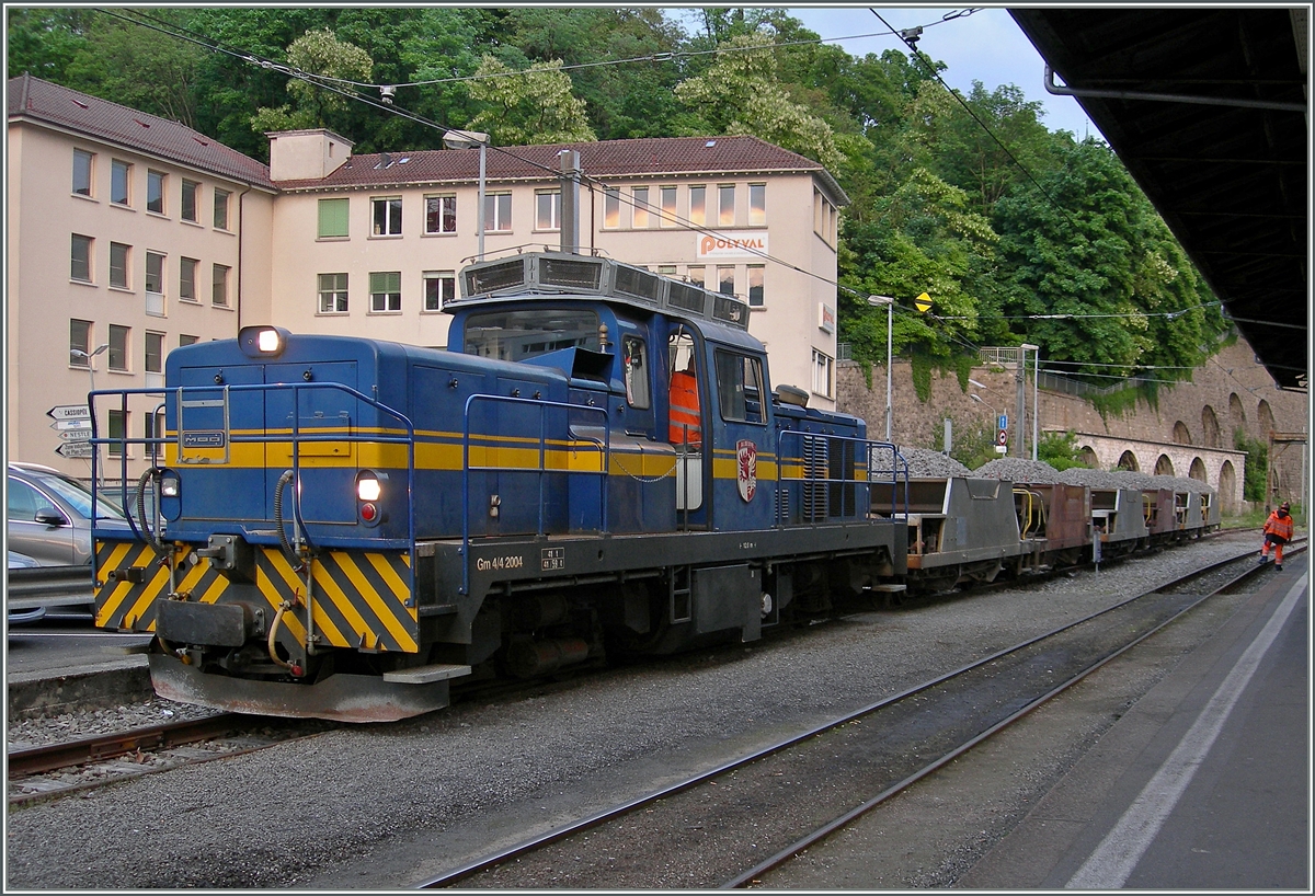 Während der Schotter mit der Bahn fahren darf, müssen die Reisend mit dem Bus Richtung Blonay fahren; die MOB Gm 4/4 2004 mit einem Schotterzug in Vevey. 
22. Mai 2015