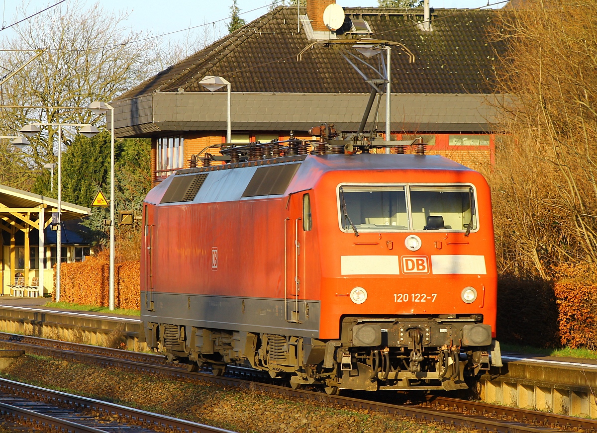 Während im Süden der Schnee Einzug gehalten hat erfreut sich der Norden über blauen Himmel und Sonne. Das nutzte die DB 120 122-7(REV/MH/16.07.09)um nach Flensburg zu fahren und dort den IC 2417 nach Köln zu übernehmen. 04.01.2015