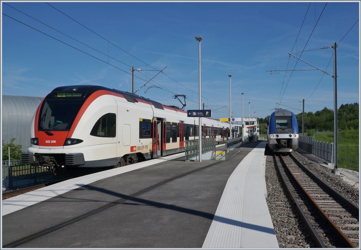 Während der um 8:55 von Biel/Bienne in Meroux TGV ankommende SBB RABe 522 209 bereits um 9:03 als RE 18169 nach Biel/Bienne zurückfährt, geniesst der SNCT Z 27597/598 eine weitaus längere Wendezeit von einer guten Stunden: der Triebzug wird als TER 895052 um 10:01 nach Belfort zurück fahren. 

1. Juni 2019