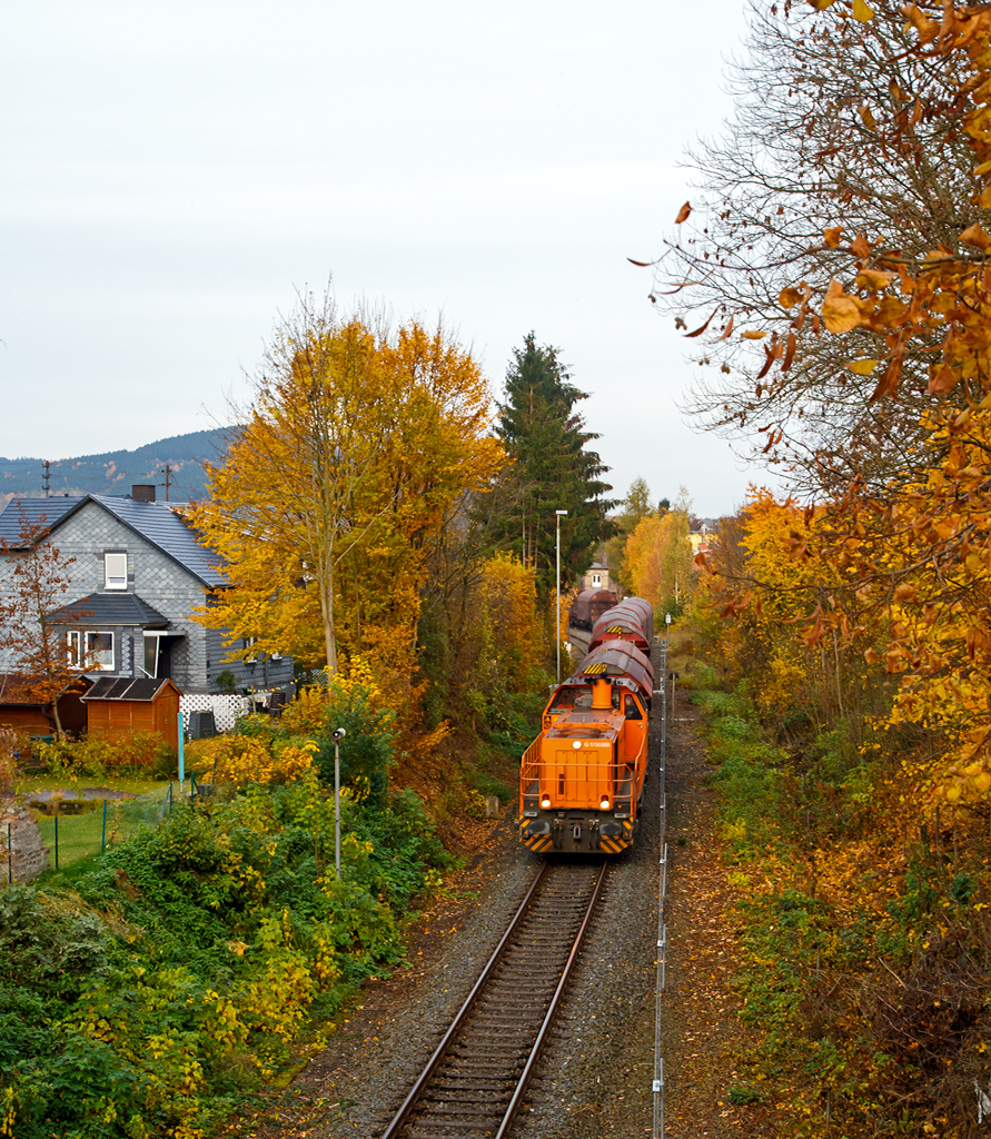 
Während unser Besuch Sie bereits beim Stellwerk Ho fotografierte, habe ich sie schnell noch am Heimweg (von der Arbeit) hinter dem Bahnhof Herdorf fotografiert.

Die Lok 46 (92 80 1277 807-4 D-KSW) der Kreisbahn Siegen-Wittgenstein (KSW) fährt am 30.10.2015 mit ihrem Übergabe-Güterzug von Herdorf via Betzdorf nach Kreuztal.