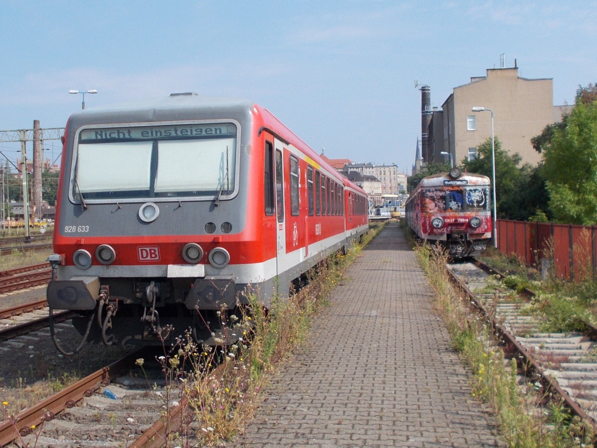 Während unsere Landplage noch ein paar Jährchen fahren darf,ist für den polnischen EN57-796 die Einsatzzeit vorbei.Aufnahme am 16.August 2015 in Szczecin Glowny.