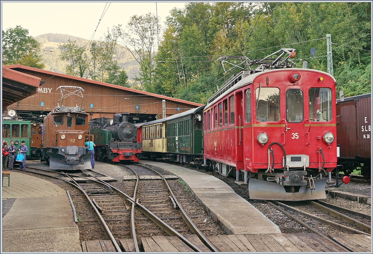 Während im Vordergrund der Bernina Bahn ABe 4/4 N° 35 das Bild dominiert, zeigt sich im Hintergrund neben der Gastlok Ge 4/4 182 (Bernina Krokodil) die mächtige G2x 3/3 102. Zur Zeit wir die Dampflok aufgearbeitet.

8. Sept. 2018