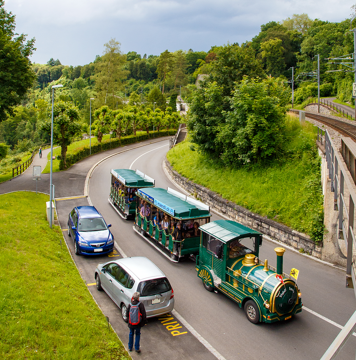 
Während einer der Webmaster nur zuschaut, machte ich doch schnell ein Foto....;-) 

Der Rhyfall Express am 18.06.2016 in Neuhausen am Rheinfall. 

Daten:
Lokbezeichnung:  Strassen Road Train T 120 Allrad
Basisfahrzeug:  Nissan 
Typengenehmigung: 3NA319 
Steigung max.: 8-10%   
Mit 2 Anhänger:  Road Train JTG (Allradlenkung)