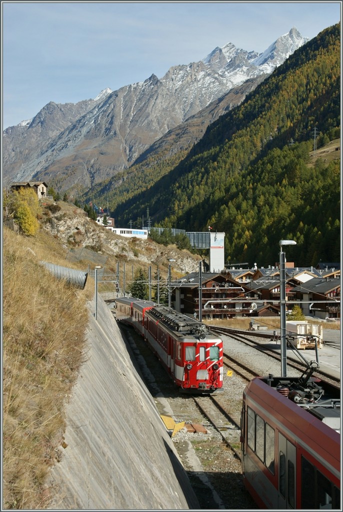 Whrend in Zermatt die MGB Strecke links im Bild geschtzt Richtung Tsch (- Brig)verluft, werden die Greise in der Mitte und Rechts zum abstellen von Zgen bzw. fr den Gterumschlag genutzt. 
21. Okt. 2013