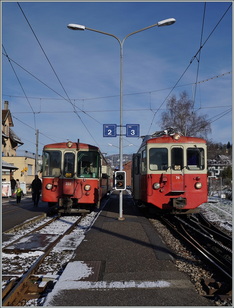 Während der Zug links im Bild Richtung Les Pléiades fahren wird, hat der CEV BDeh 2/4 74 Vevey als Ziel. 
Blonay dem 7. März 2016
