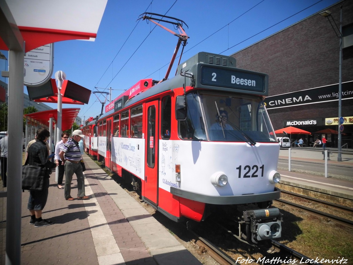 Wagen 1221 an der Haltestelle S-Bahnhof Neustadt am 5.6.15