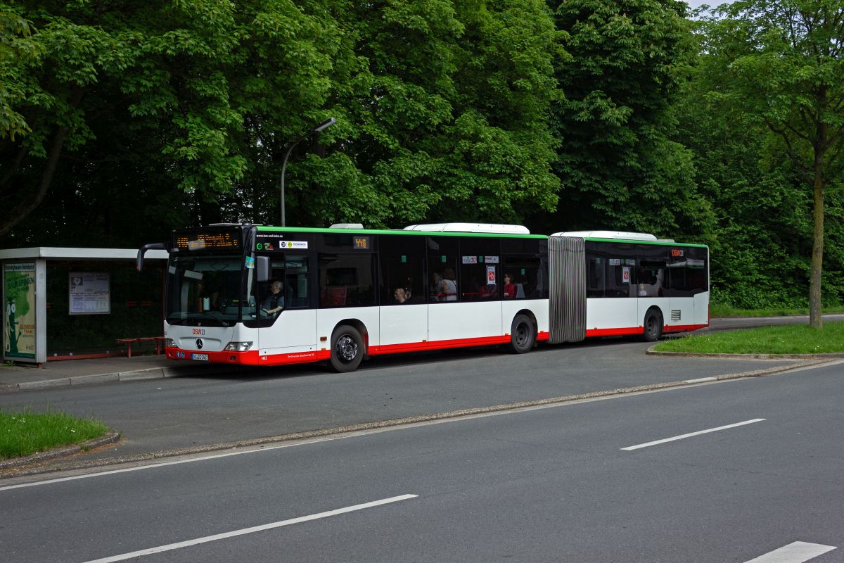 Wagen 1402 gehrt mit Baujahr 2011 zu den lteren Fahrzeugen im Bestand der DSW. Am 10.05.24 steht der Bus auf der Linie 440 an der Haltestelle Brnninghausen Betriebshof.