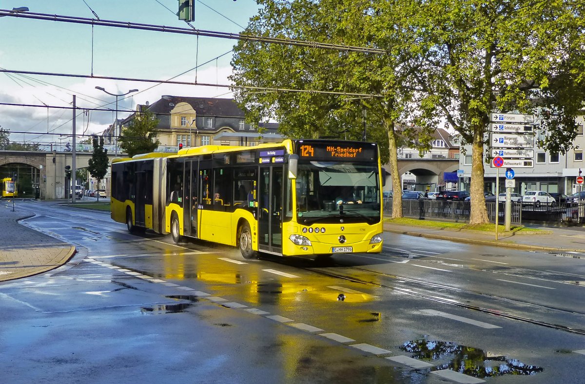 Wagen 1786 war am 02.10.19 auf der Linie 124 unterwegs, hier in der N�he des M�lheimer Rathauses.
