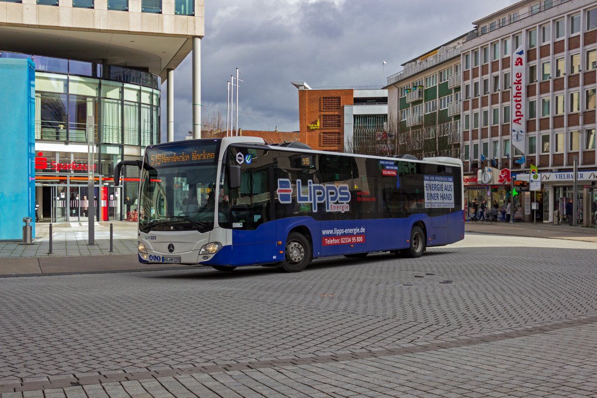 Wagen 225, der im Auftragsverkehr f�r die HST unterwegs ist, wirbt f�r einen lokalen Heiz�l- und Gash�ndler. Hier ist der Bus auf der Linie 519 in Richtung Herdecke unterwegs.