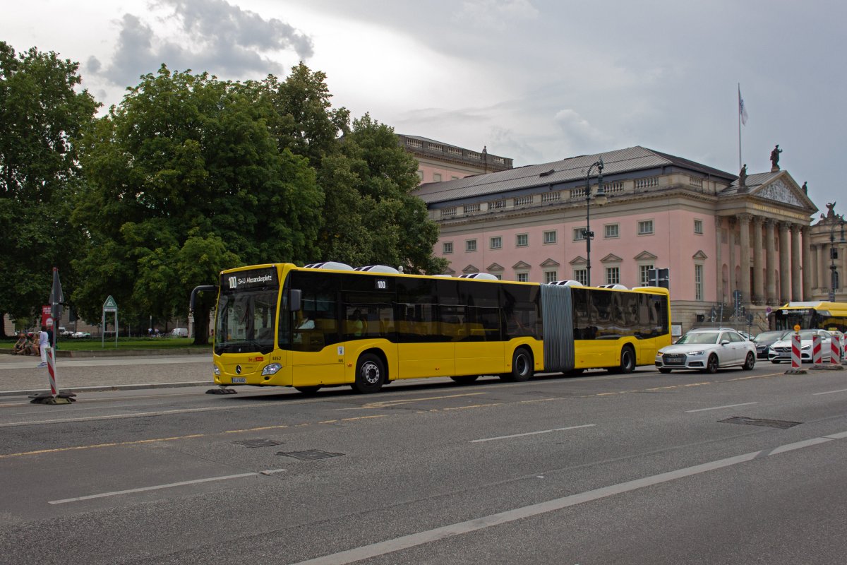 Wagen 4852 vom intern als GN18 bezeichneten Typ C2G gehrt eigentlich zum Bestand des Betriebshofes Lichtenberg, war am 28.08.19 aber mglicherweise verliehen und kam so nach Mitte. Hier als Linie 100 vor der Staatsoper.