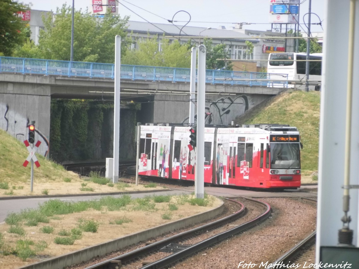 Wagen 605 der HAVAG zwischen den Haltestellen Rennbahnkreuz und Hyazinthenstrae in Halle (Saale) am 11.6.15