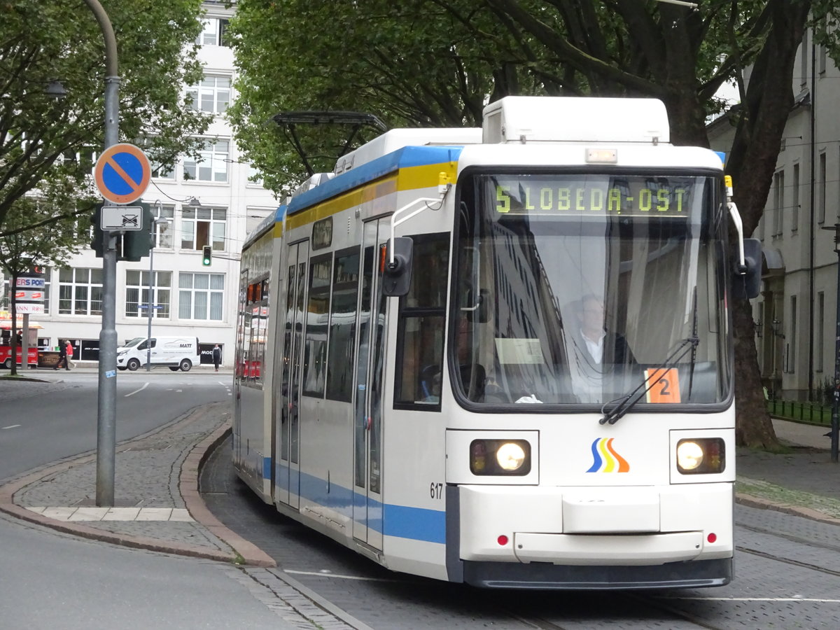 Wagen 617 der jenah, eine AdTranz GT6M, kurz vom Erreichen der Haltestelle Stadtzentrum. Aufgenommen am 27.07.17