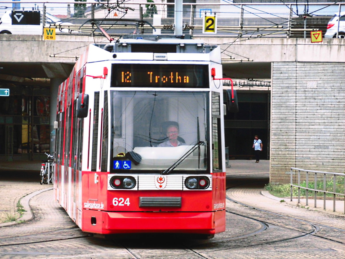 Wagen 624 der HAVAG beider Einfahrt in die Endhaltestelle Halle/Saale, Hauptbahnhof am 5.6.18