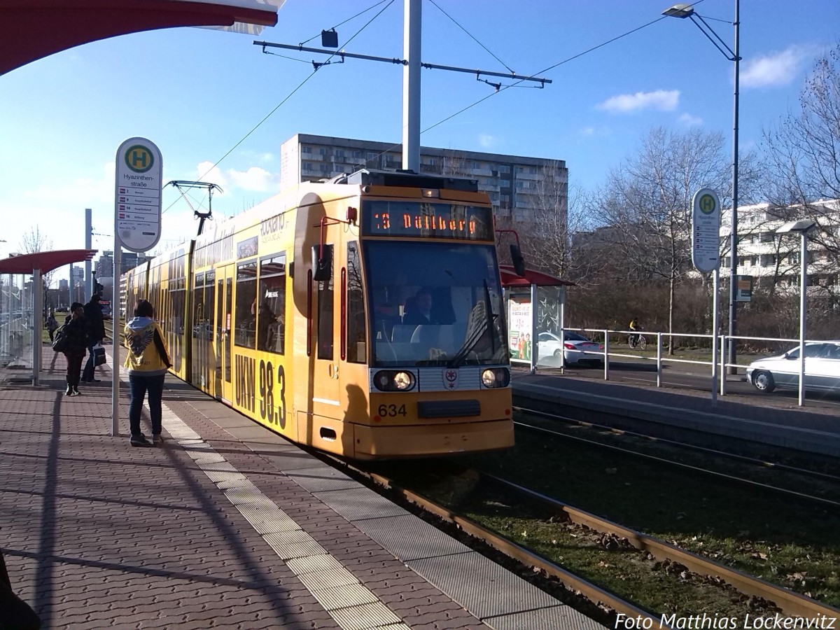 Wagen 634 als Linie 16 mit ziel Böllberg bei der Einfahrt in die Haltestelle Hyazinthenstraße am 14.2.14