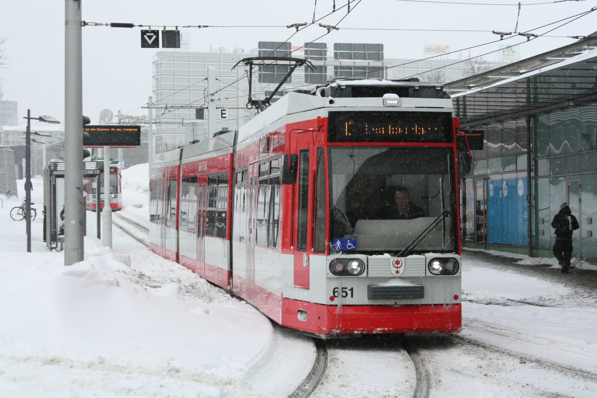 Wagen 651 verlsst die Haltestelle Riebeckplatz am 8.2.21