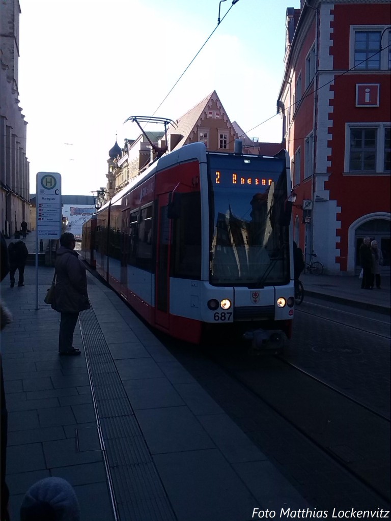 Wagen 687 als Linie 2 mit ziel Beesen bei der Einfahrt in die Haltestelle Marktplatz