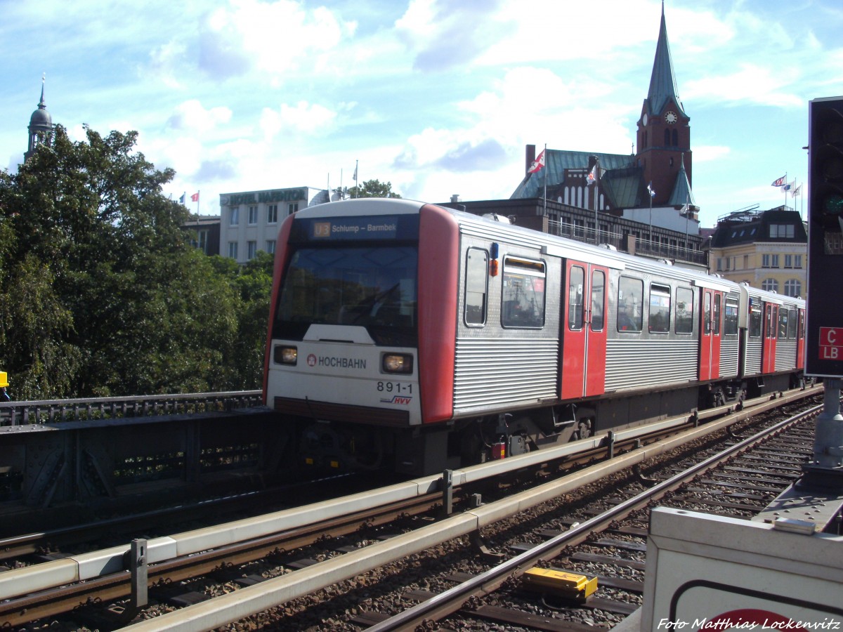 Wagen 891-1 als U3 mit ziel Schlump-Barmbek bei der Einfahrt in die Station Landungsbrcke in Hamburg am 1.9.13