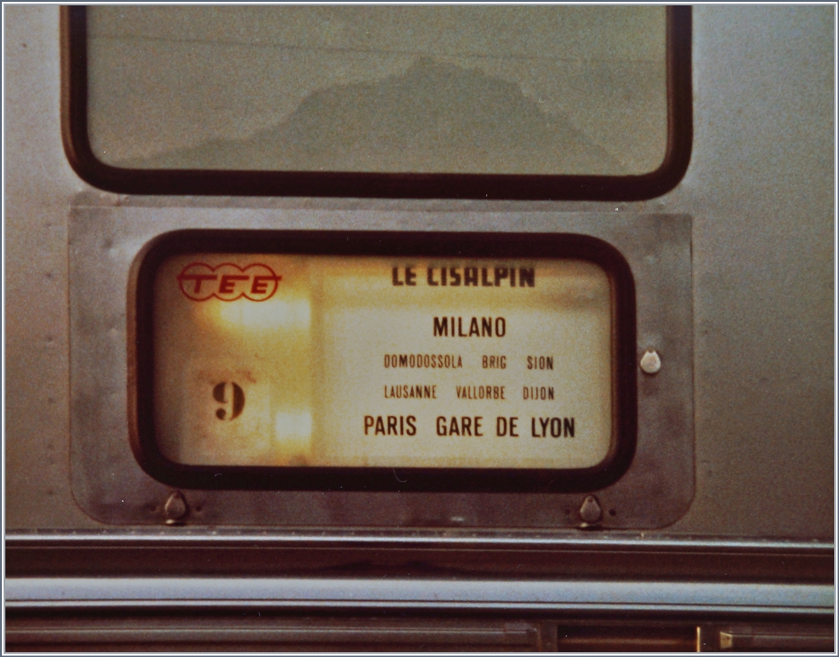 Wagenlaufschild des TEE 23 Le Cisalpin.
Analoges Bild (110 Film), Oktober 1983 