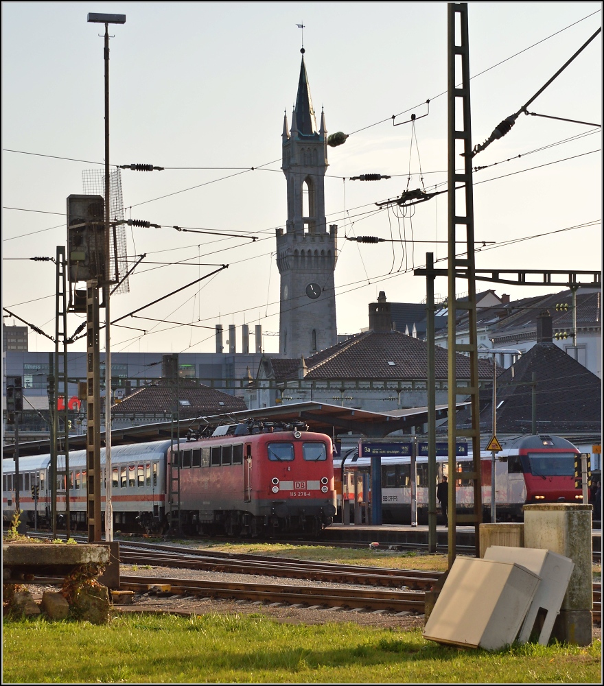 Wahrscheinlich der letzte Planeinsatz von 110 278-4 in die Grenzstadt Konstanz. Rückfahrt zur Abstellung des IC Bodensee nach Singen. Im Hintergrund der markante Bahnhofsturm von Konstanz, rechts versteckt sich der IR Konstanz-Biel. März 2013.