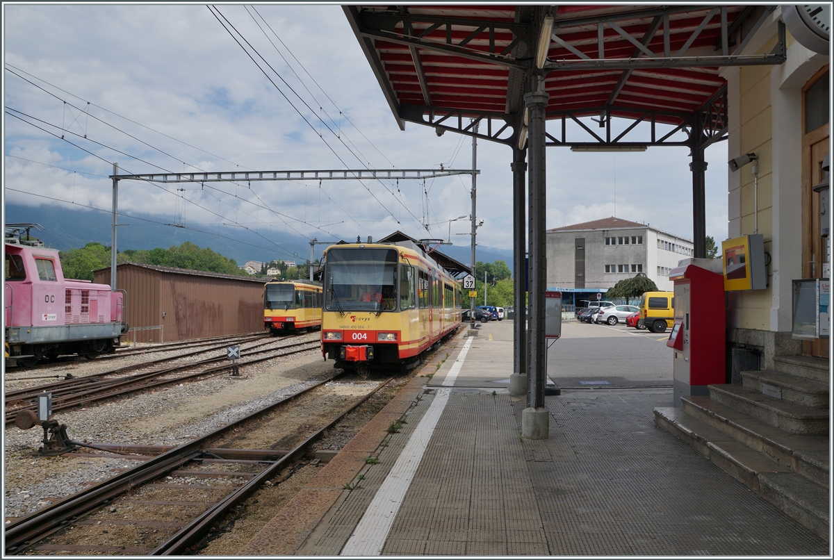  Wann fährt der nächste Zug?  Diese Frage konnte am Bahnhof von Orbe lange Zeit nicht beantwortet werden, doch nun steht der OC / TRAVYS Be 4/8 004 (94 80 0450 004-7) aufgebügelt in Orbe und wird vorbereitet, um als Regionalzug 26945 um 12:47 nach Chavornay zu fahren. Somit ist er nach langen Monaten der erste planmässige Reisezug überhaupt! Die auch Deutschland bekannte Orbe-Chavornay Bahn - Stichwort BDe 4/4 N° 13 der Buckower Kleinbahn - konnte für den defekten Stadler Be 2/2 14 bei der AVG die beiden GT8-100C/26 819 und 820 erwerben, die nun auf der OC als Be 4/8 003 und 004 zum Einsatz kommen.

4. Juli 2022