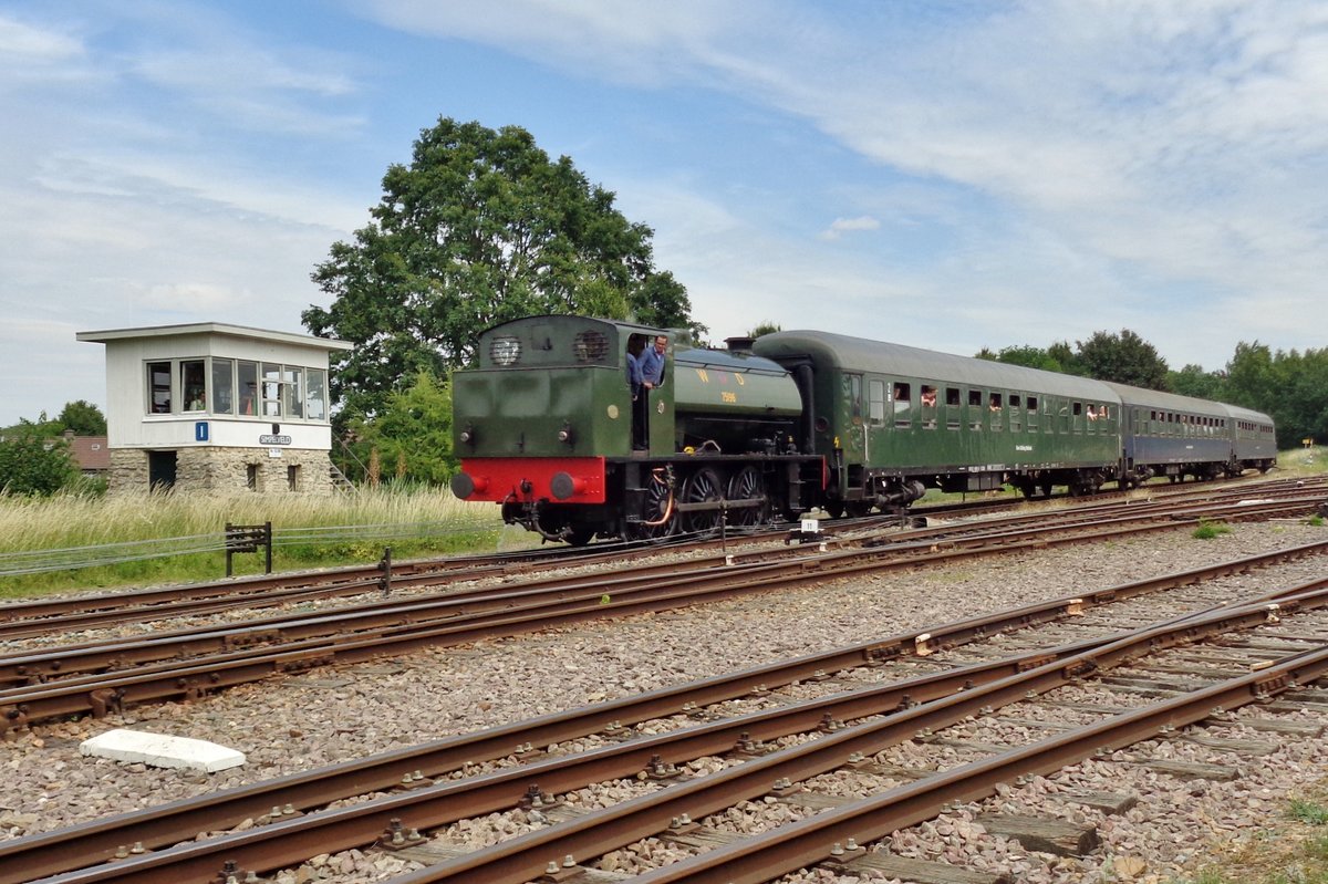 War Department 75196 -heute in Besitz der SCM (Stoomcentrum Maldegem in Flandern)- treft in Simpelveld ein mit ein Dampfpendelzug aus Kerkrade am 8 Juli 2017.