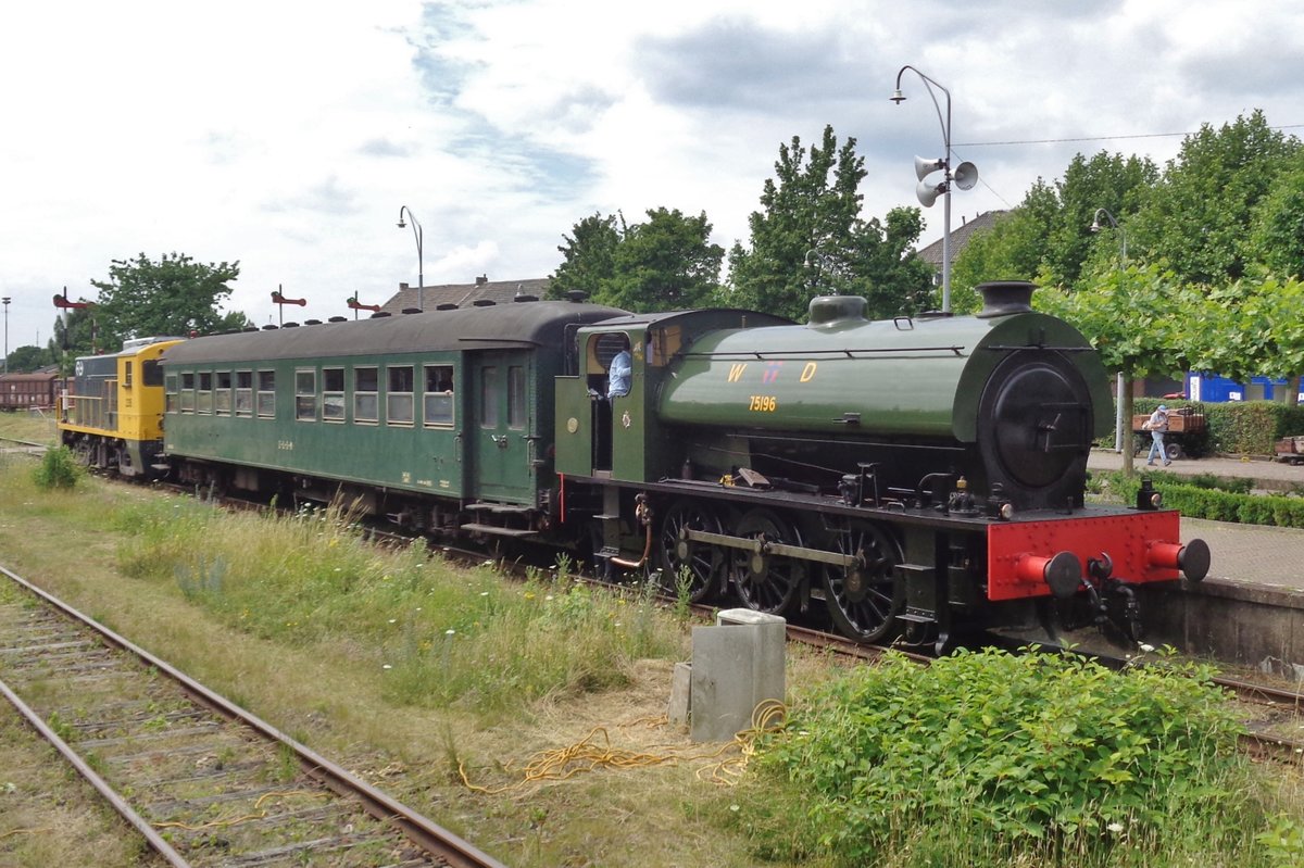 War Department 75196 -heute in Besitz der SCM (Stoomcentrum Maldegem in Flandern) verlässt mit ein Dampfpendel Simpelveld am 8 Juli 2017.