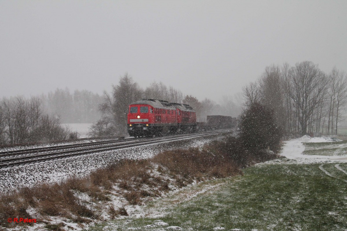 War ja klar, endlich hat man die Chance 232 117 zu erlegen aber Wetter beschissen,Kamera stößt an ihre Grenzen und Top Motiv konnte auch nicht auf die schnelle gemacht werden.... naja was solls....... 232 117 + 232/233 mit dem 45369 Nürnberg - Cheb bei Schönfeld. 06.12.13 Allen ein schönen Nikolaustag