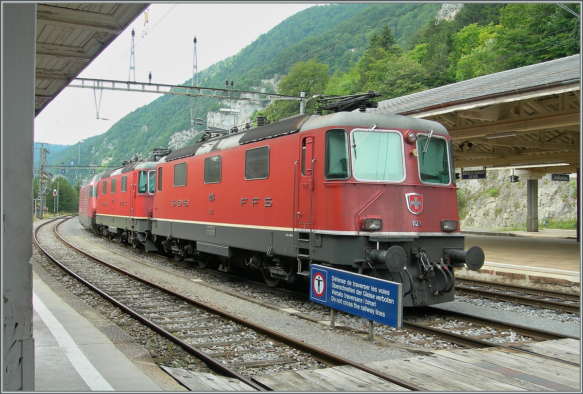 Warten auf Güter- und Nachtzüg: Zwei SBB Re 4/4 II und eine Re 460 in Vallorbe.
23. Juli 2006