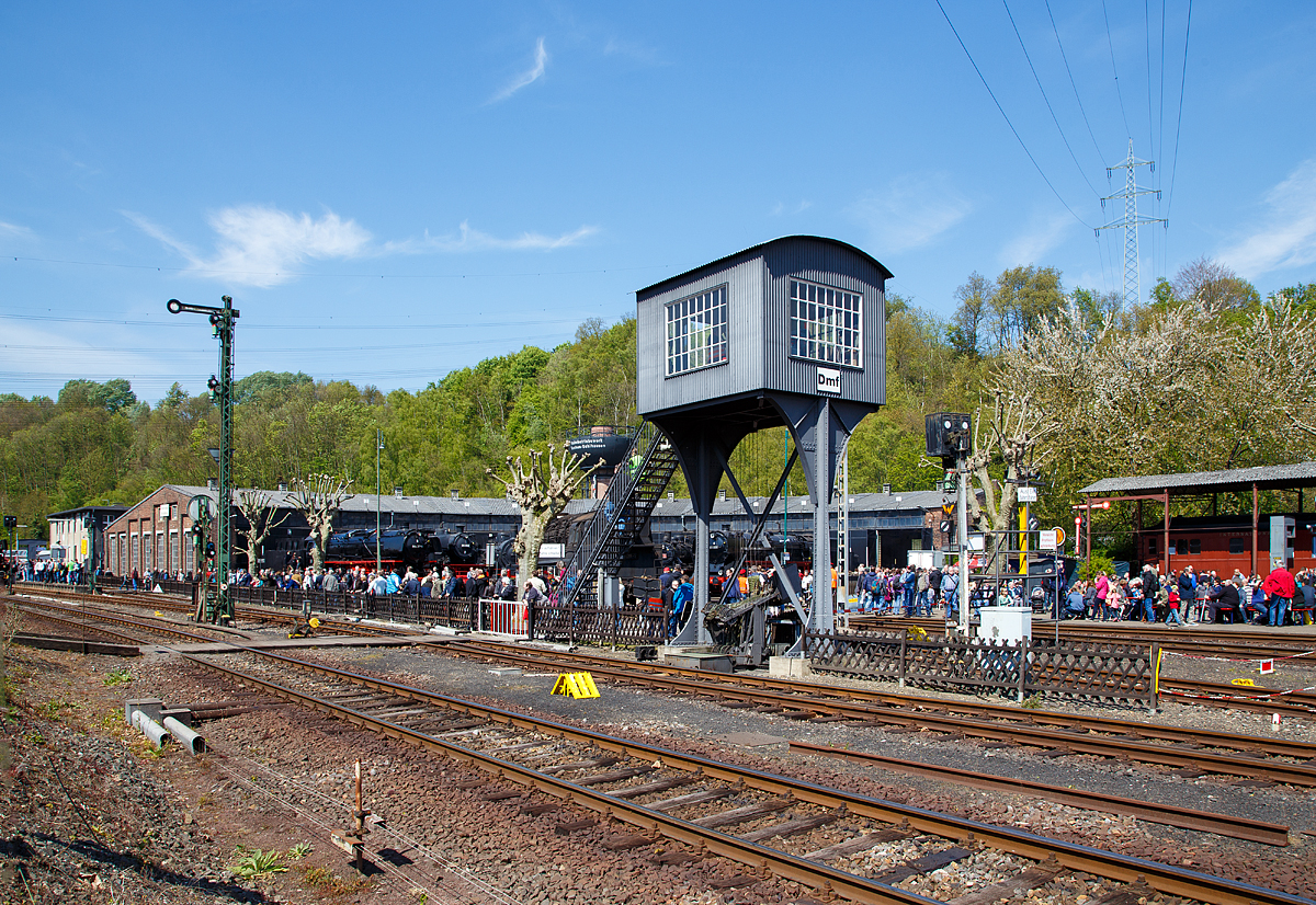 
Was des Veranstalters Segen, war des Fotografen großen Leid... 
Am 29. und 30.April 2017 feierte das Eisenbahnmuseum Bochum zusammen mit der Deutsche Gesellschaft für Eisenbahngeschichte (DGEG) ein Doppeljubiläum, „40 Jahre Eisenbahnmuseum Bochum und 50 Jahre Deutsche Gesellschaft für Eisenbahngeschichte“ mit einem gemeinsamen Festwochenende.  Das Motto hieß  Ost trifft West  man zeigte die parallel laufende Entwicklung von Lokomotiv- und Schienenfahrzeugbau bei der Deutschen Bundesbahn und der Deutschen Reichsbahn. 

Hier am 30.04.2017 war bei bestem Wetter sehr hoher Besucherandrang. Ein Blick auf den Ringlokschuppen vom Eisenbahnmuseum Bochum-Dahlhausen und davor das markante Stelzenstellwerk Dmf (ehemals Köln-Mülheim Mr).
