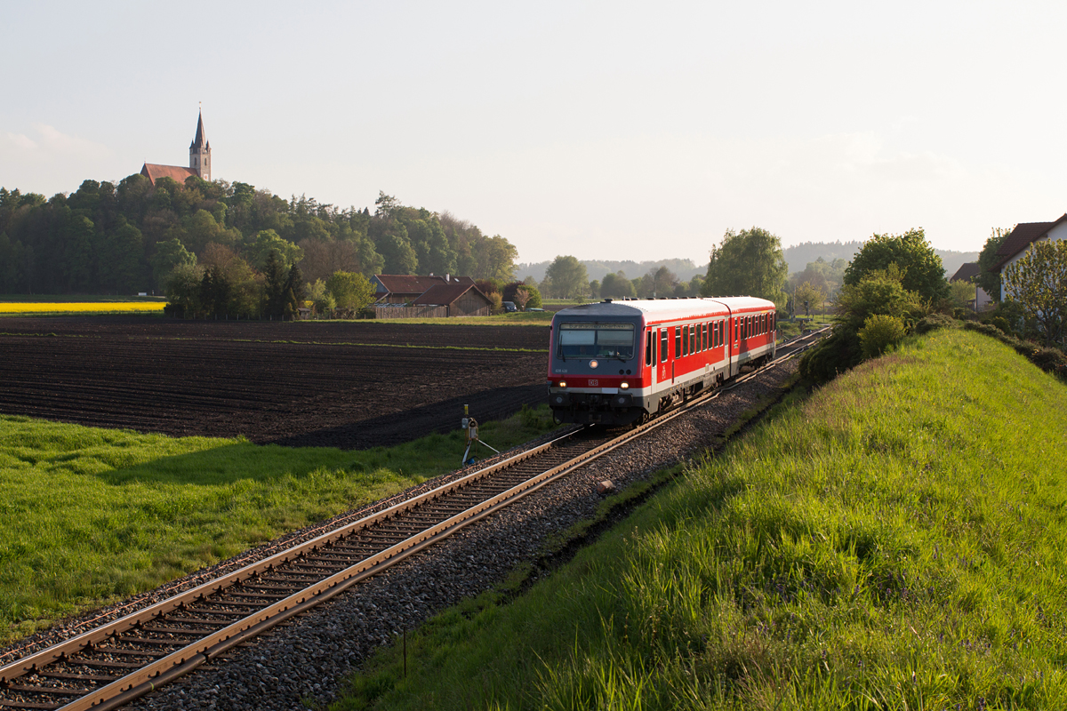 Was lange währt, wird endlich gut. 
Auch 628 426-9 habe ich nun mal erwischt.

Der von der Gäubodenbahn stammende VT war am abendlichen 05.05.17 auf seinem Weg von Mühldorf nach Burghausen im Streiflicht in Heiligenstatt unterwegs. Die Pfarrkirche St. Rupert in Burgkirchen am Wald ist ebenfalls zu sehen.