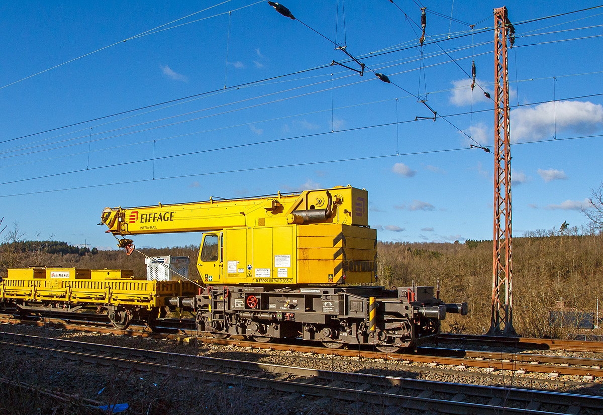 Was so alles Hinten dranhängt....
Am Zugende der GOTTWALD Gleisbauschienenkran GS 20.08 T der Eiffage Infra-Rail, Schweres Nebenfahrzeug Nr. 99 80 9419 035-7 D-ERD (ex 97 82 40 502 17-6, ex Heitkamp 60 80 092 3 559-9) am 27.02.2021 bei einer Zugdurchfahrt in Rudersdorf (Kr. Siegen) in Richtung Siegen. Davor der 2-achsiger Schutzwagen (Flachwagen mit klappbaren Seitenborden und Rungen), 23 80 3300 045-2 D-ERD, der Gattung Ks.

Der 20t -Eisenbahndrehkran vom Typ GOTTWALD GS 20.08 T wurde 1985 von Gottwald in Düsseldorf unter der Fabriknummer 146025  gebaut und an die Heitkamp Rail GmbH in Herne-Wanne geliefert. Im Jahr 2010 übernahm die Eiffage Rail den Bereich Schieneninfrastruktur der Heitkamp.

Der Gottwald 20 t GS 20.08 T (DB-Bauart 169) wird für den Aus- und Einbau von Gleisjochen und für die Montage von Ingenieurbauwerken eingesetzt. 

TECHNISCHE DATEN:
Spurweite: 1.435 mm
Anzahl der Achsen: 4 (in 2 Drehgestellen)
Drehzapfenabstand: 3.700 mm
Achsabstände im Drehgestell: 1.500 
Länger über Puffer: 8.000 mm (ohne Kranausleger)
Raddurchmesser: 920 mm (neu) 
Eigengewicht: 77.060  kg
Maximale Hublast: 20 t 
Kleinster befahrbarer Radius: 90 m
Motorleistung:  112 kW
max. Geschwindigkeit im Zugverband: 100 km/h
max. Geschwindigkeit im Eigenantrieb: 13 km/h
Max. Ausladung des Gegengewichts: 2.760 mm
Max. Hakenhöhe: 10.200 mm
Max. ausziehbare Länge Ausleger: 13.000 mm
