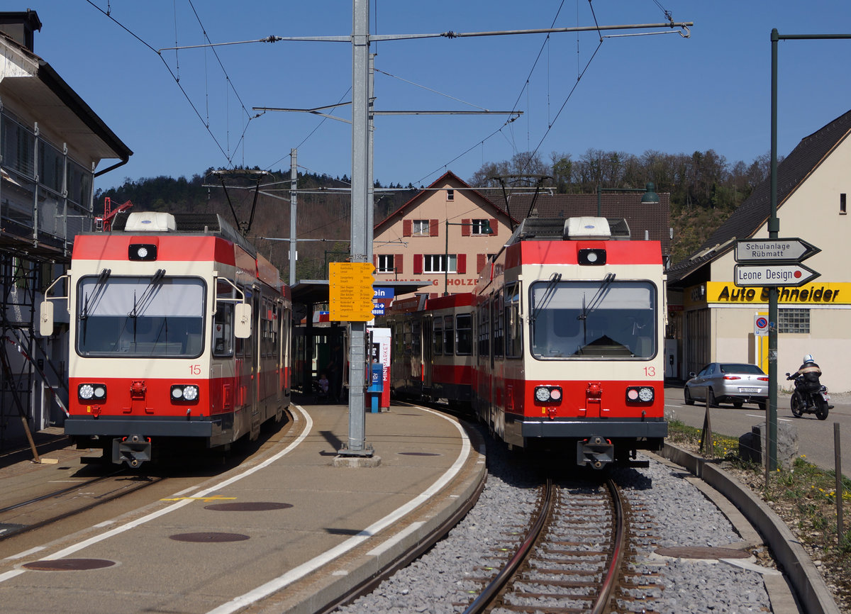 WB/BLT: Planmässige Zugskreuzung mit den BDe 4/4 15 und 13 in Hölstein am 1. April 2017.
Hier handelt es sich um die einzige Privatbahn der Schweiz mit einer Spurweite von nur 750 mm was sich bald ändern wird. Nach dem neuen Konzept sollen sogar die Züge selbstfahrend und ohne Lokomotivführer verkehren.  
Foto: Walter Ruetsch