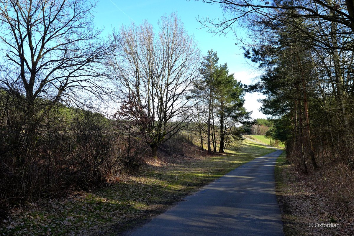 Weg hinter dem Deich des Elbe-Seitenkanals bei Wulfstorf.