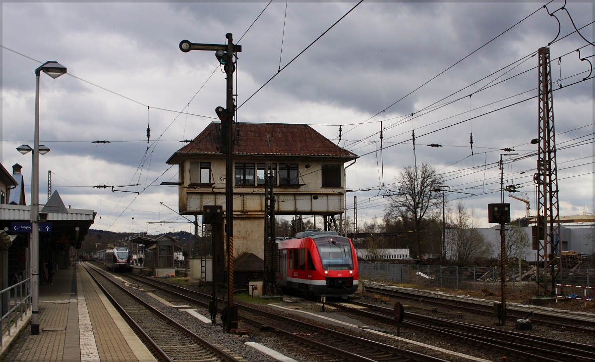 Wegen Arbeiten an einem Bahnübergang ist momentan die Ruhr-Sieg-Strecke zwischen Kreuztal und Siegen-Geisweid gesperrt. Züge aus Richtung Hagen/Essen und Bad Berleburg enden in Kreuztal und für die Reisenden geht es mit dem SEV in Richtung Geisweid weiter. Durch diese Sperrung fahren die Züge in Richtung Bad Berleburg außerplanmäßig von Gleis 3 ab und so gibt es die Möglichkeit die Triebwagen bei der  Durchfahrt  des Reiterstellwerks  Kn  zu fotografieren. 640 016 als RB 93 nach Bad Berleburg am 22.03.13 in Kreuztal. Kleine Randnotiz: Die ersten Fundamente und Ständer für die neuen Signale (ESTW-Umstellung) sind gegossen/liegen bereit...