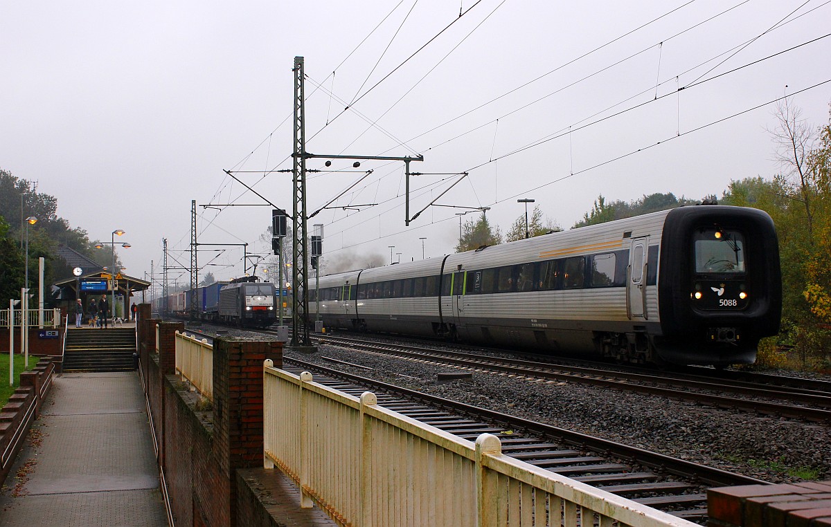 Wegen der Bauarbeiten fährt alles was Personenverkehr angeht über Gleis 3...hier verlässt der DSB IC3 Litra MFA/FF/MFB(95 86 000)5088-3/5488-4 und 5288-9 als EC 386 nach Fredericia vorbei am wartenden Güterzug Schleswig Richtung Flensburg. 18.10.2015