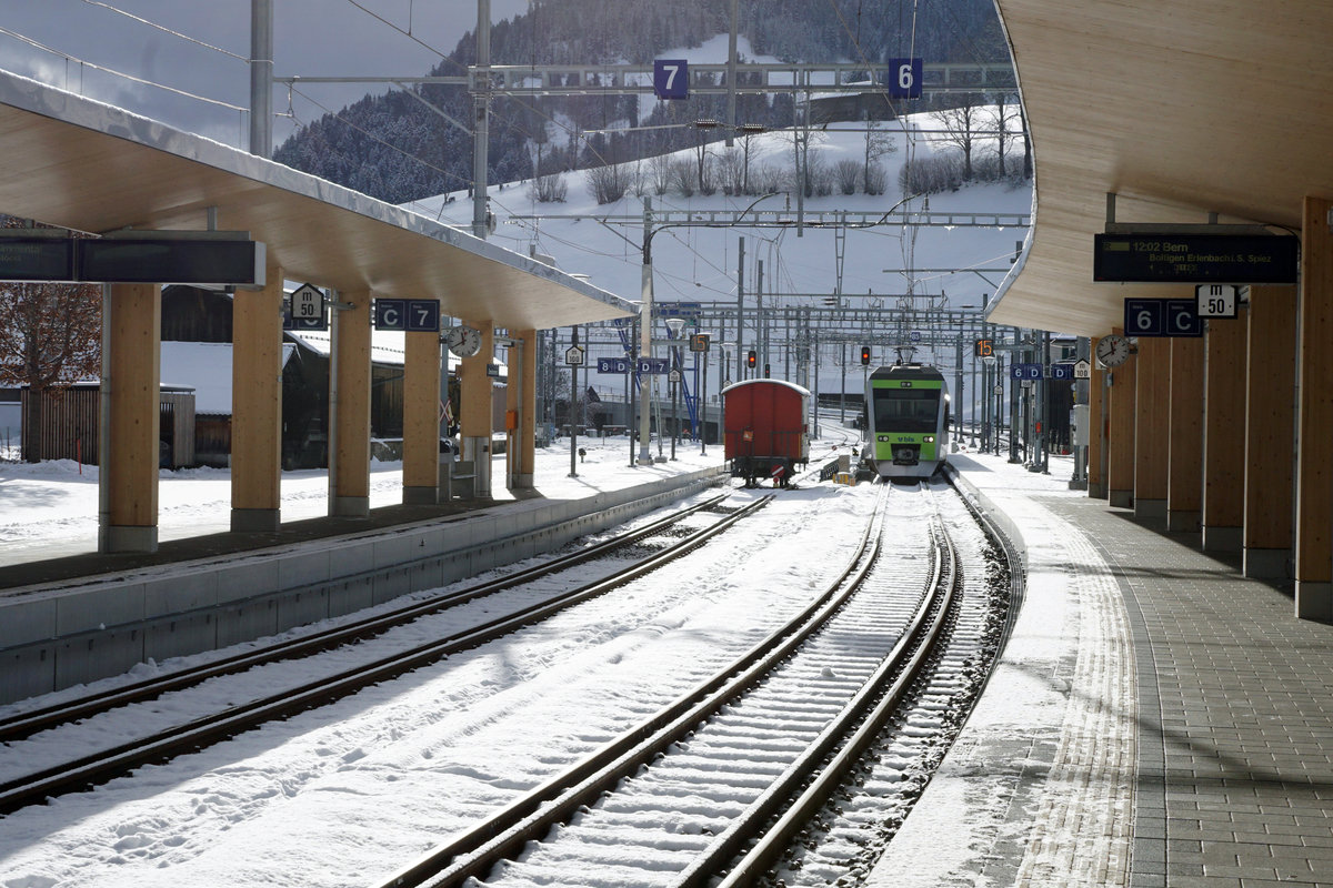 Wegen Corona konnte die neue BLS/MOB Umspuranlage in Zweisimmen nicht wie geplant in den Betrieb genommen werden. Bald verkehren durchgehende Wagen ab Montreux bis Luzern. Davon auf normaler Spur zwischen Zweisimmen und Interlaken-Ost.
Zweisimmen, 30. Dezember 2020.
Foto: Walter Ruetsch