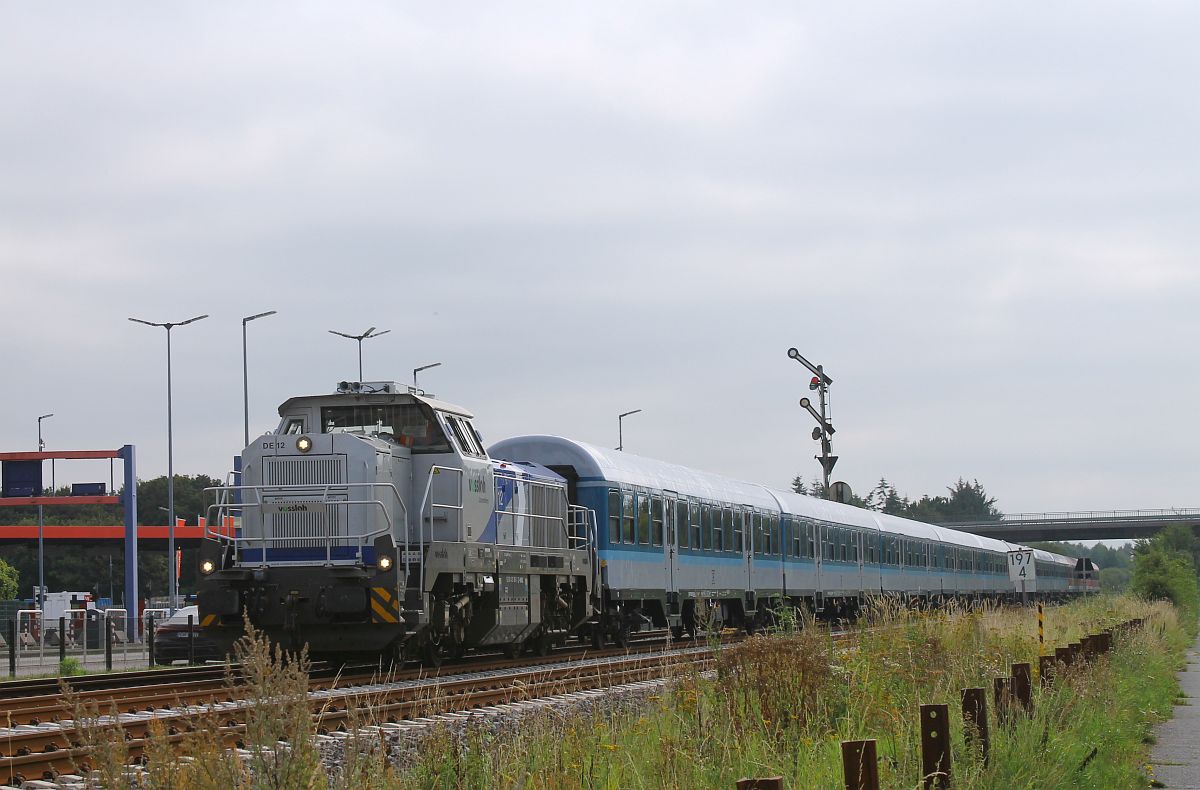 Wegen eines Defekts der RDC DE 2700-07 mußte die Vossloh DE 12 4125 005 den Wagenpark des Schülersonderzuges von Westerland (Sylt) nach Dortmund von Husum nach Westerland überführen, hier bei der Einfahrt in Niebüll 19.08.2022